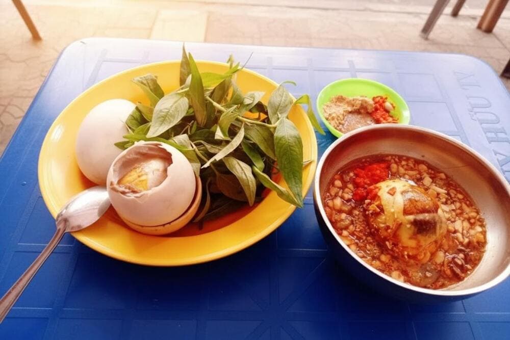 Phiên bản “độc” của trứng vịt lộn, hấp cùng nước dừa ngọt dịu, thơm béo lạ miệng.